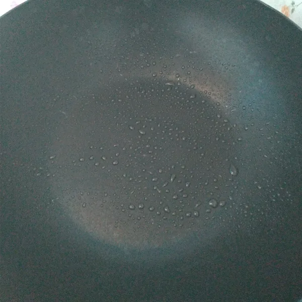 Panaskan pan kemudian spray dengan 1 sdm olive oil.