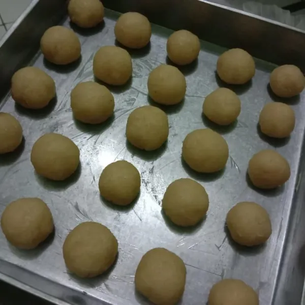 Bentuk bulat adonan kelapa diatas loyang.