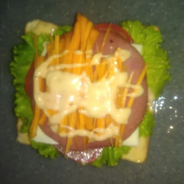 Letakkan keju, smoked beef, wortel, dan mayonaise secukupnya.