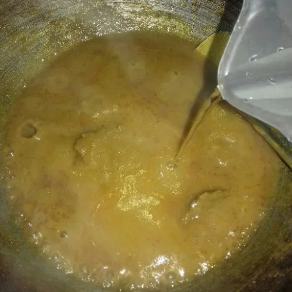 lalu tambahkan 500 ml air, masak hingga bumbu meresap ke dalam daging dan hingga air menyusut.