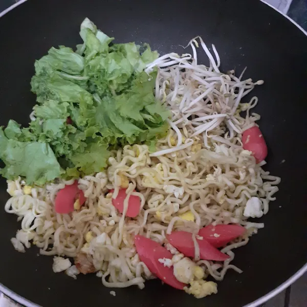 Tambahkan sayuran, bumbu halus, dan saus tiram.