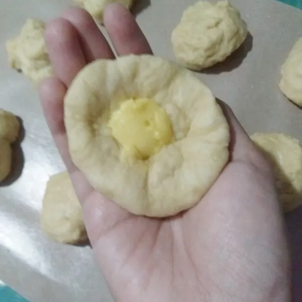 Isi dengan bahan isian kemudian bulatkan.