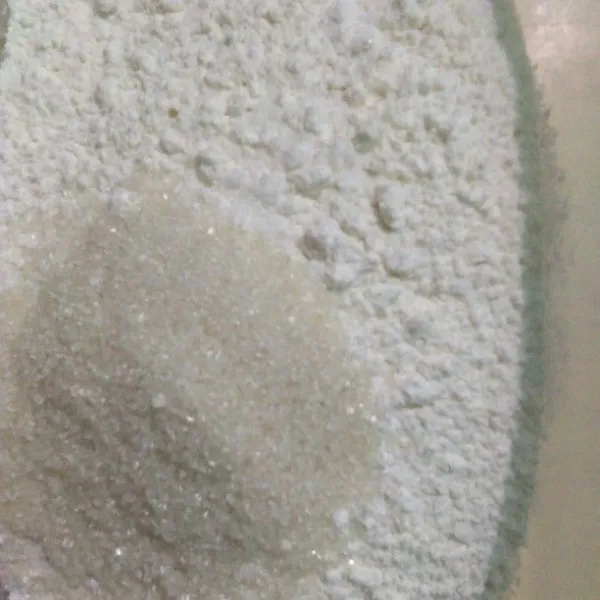 Campur tepung terigu, gula pasir, bubuk vanili, dan garam.