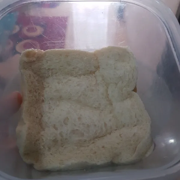 Siapkan wadah yang ada tutupnya, susun 2 lembar roti tawar.
