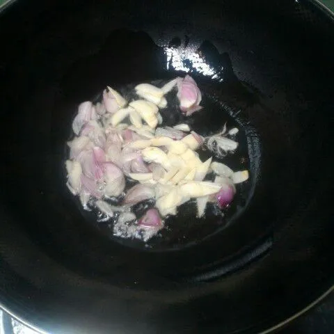 Tumis bawang merah dan bawang putih hingga layu dan harum.