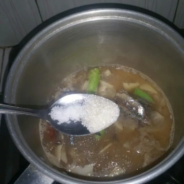 Tambahkan gula dan garam, masak sampai air setengah surut.