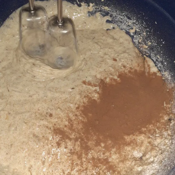 Masukkan cokelat bubuk, aduk kembali.