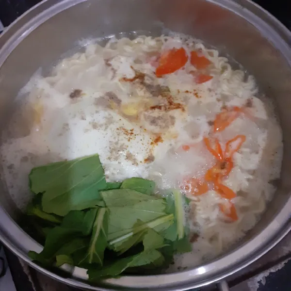 Tambahkan bumbu halus dan sayuran.