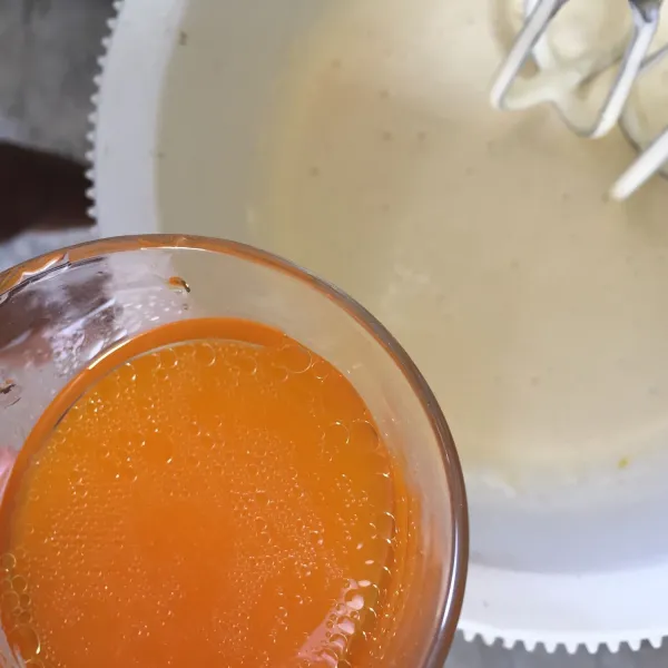 Masukkan sirup jeruk ke dalam adonan.