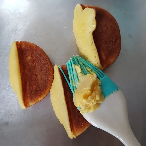 Setelah pukis matang, selagi panas oles dengan margarin. Siap disajikan.