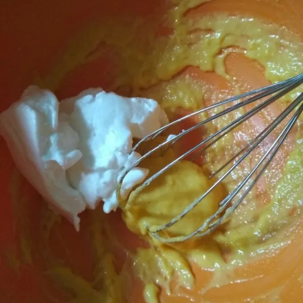 Masukkan putih telur bertahap, aduk balik adonan menggunakan spatula atau whisker.