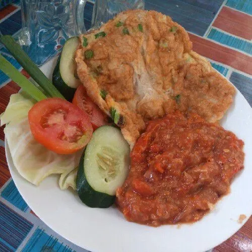 Sajikan telur dengan sambal beserta lalapan.