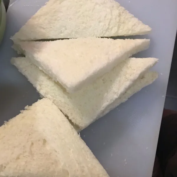 Potong setiap roti menjadi 2 bagian.