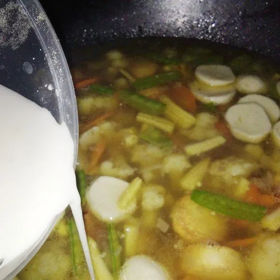Masukkan merica bubuk dan larutan maizena, masak sampai mengental.