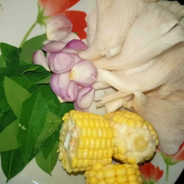 Siapkan bahan-bahan yang akan dimasak.