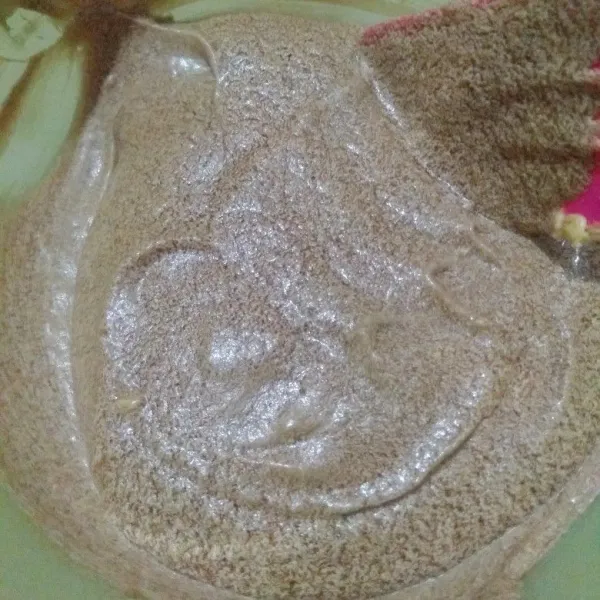 Aduk hingga tercampur rata, masukkan dalam piping bag.