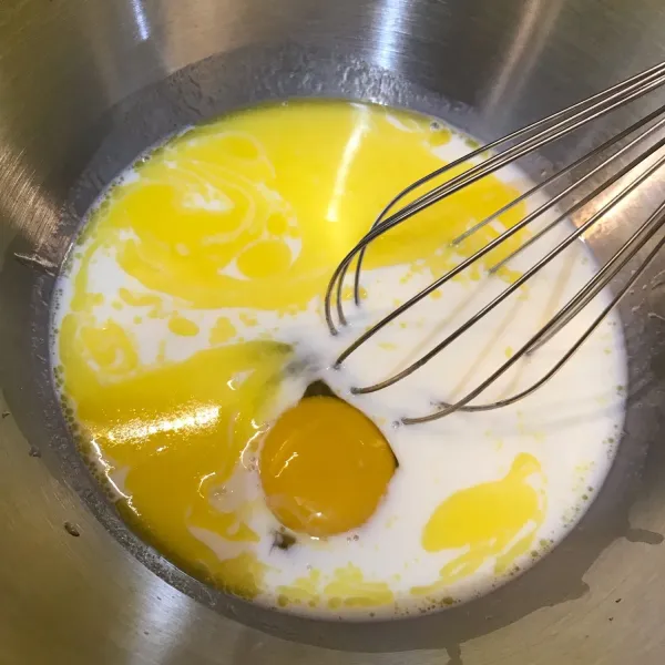Masukkan telur, garam, gula, vanilla lalu aduk rata.