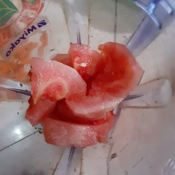 Kupas buah semangka, lalu potong-potong. Beri sedikit air, lalu blender dengan menggunakan blender.