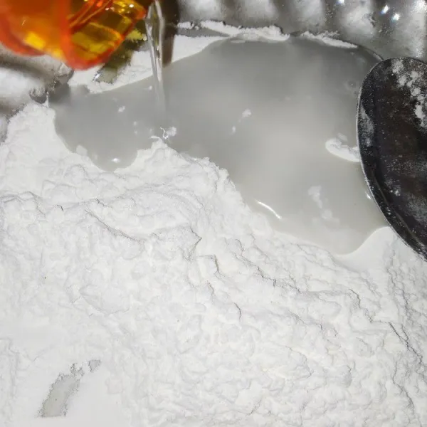 Campurkan tepung bumbu, backing powder dengan 50 ml air.