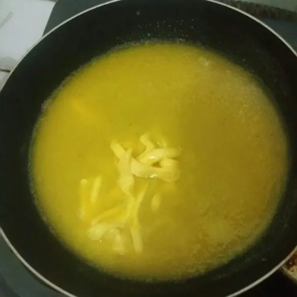 Pertama kita panaskan oven terlebih dahulu ya, lalu lelehkan mentega, jangan sampai margarin mendidih karena bisa membuat kue jadi bantat.