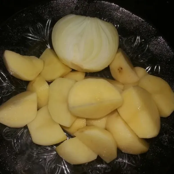 Siapkan kentang dan bawang bombay.