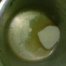 Siapkan putih telur dan gula lalu kocok hingga putih kental.