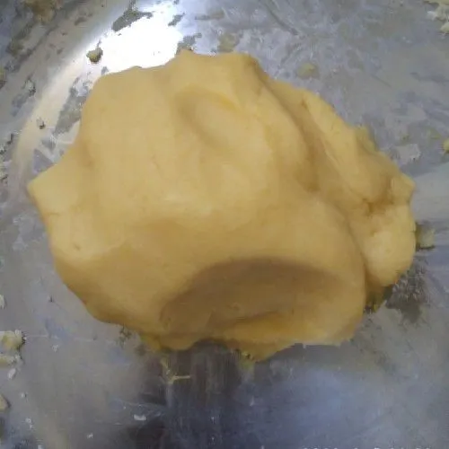 Aduk hingga kalis tidak mudah retak seperti bikin kue kering, jika mudah retak dan keras tambahkan saja mentega karna itu berarti kebanyakan tepung.