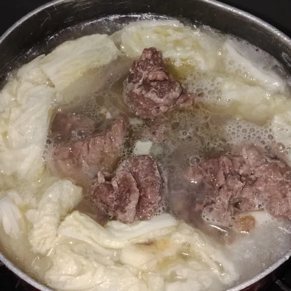 Masukkan potongan daging, garam, dan royco sapi. Aduk-aduk, masak sampai mendidih sambil koreksi rasa.