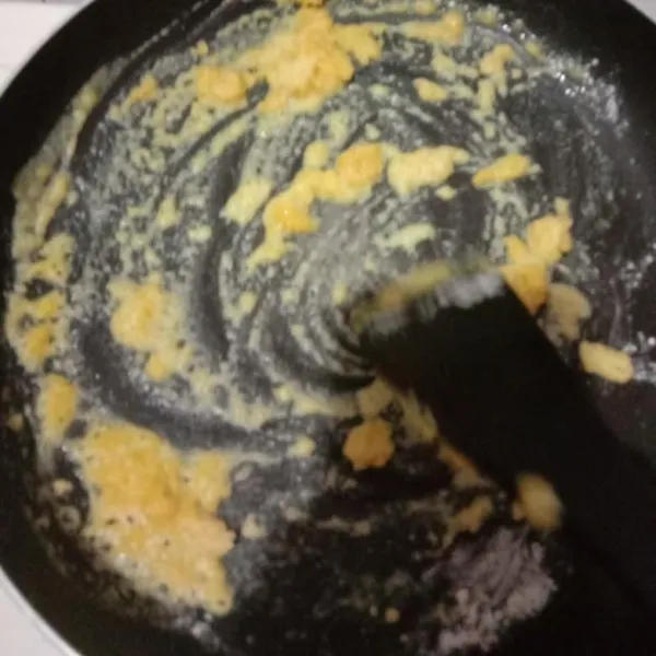 Masukkan margarin hingga cair lalu masukkan terigu.
