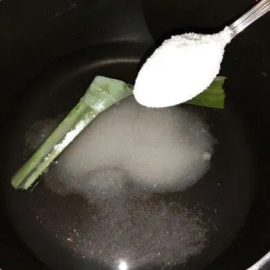 Seiring dengan masak ketan siapkan panci, masukkan 2 gelas air, 7 sdm gula, 1 sdt garam, dan 1 lembar daun pandan ikat lalu tunggu sampai medidih.