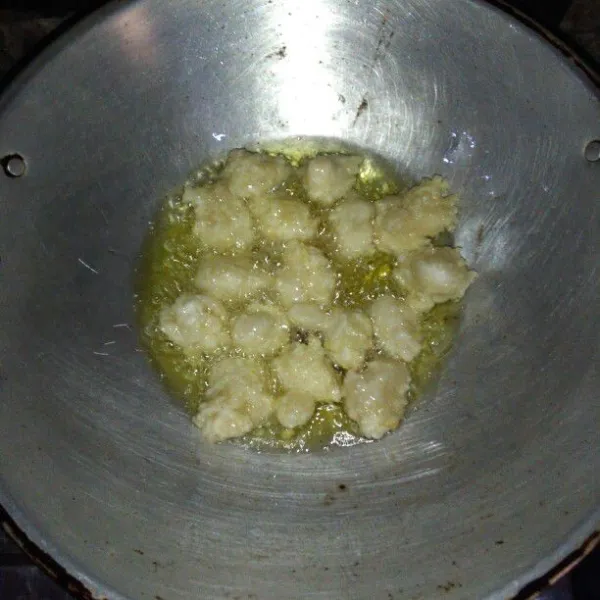 Ambil adonan dengan sendok, lalu goreng hingga matang dan tiriskan.