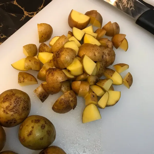 Potong kentang menjadi dadu.
