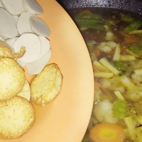 Kemudian masukkan tofu dan bakso ikan.
