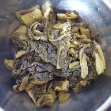 Cuci bersih sawi asin, potong sesuai selera dan sisihkan.