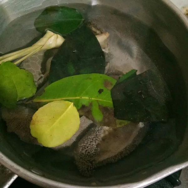 Kemudian masukkan babat ke dalam panci. Masukkan air, sereh, daun jeruk, dan daun salam. Rebus hingga babat empuk, angkat dan tiriskan.
