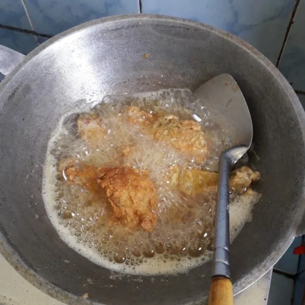 Panaskan minyak dengan api sedang atau kecil lalu goreng ayam hingga kecoklatan.