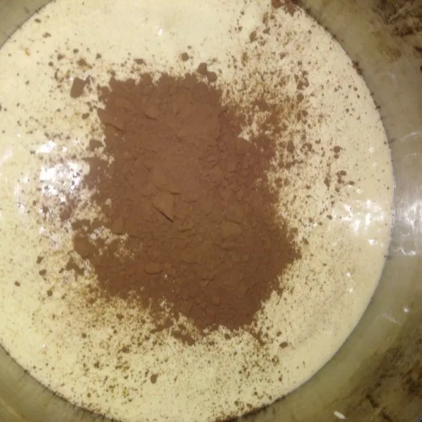 Tambahkan coklat bubuk dan coklat pasta pada adonan kedua.