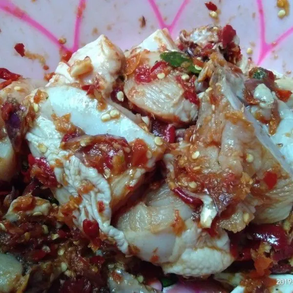 Cuci bersih daging ayam kemudian lumuri dengan bumbu yang sudah dihaluskan.