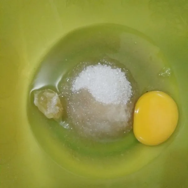Masukkan telur, gula, dan SP ke dalam mangkok.