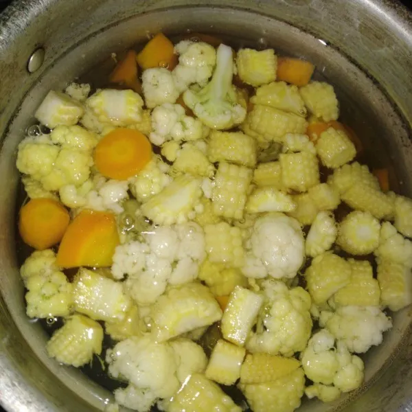 Masukkan sayuran bertahap, wortel dulu, lalu baby corn kemudian bunga kol.