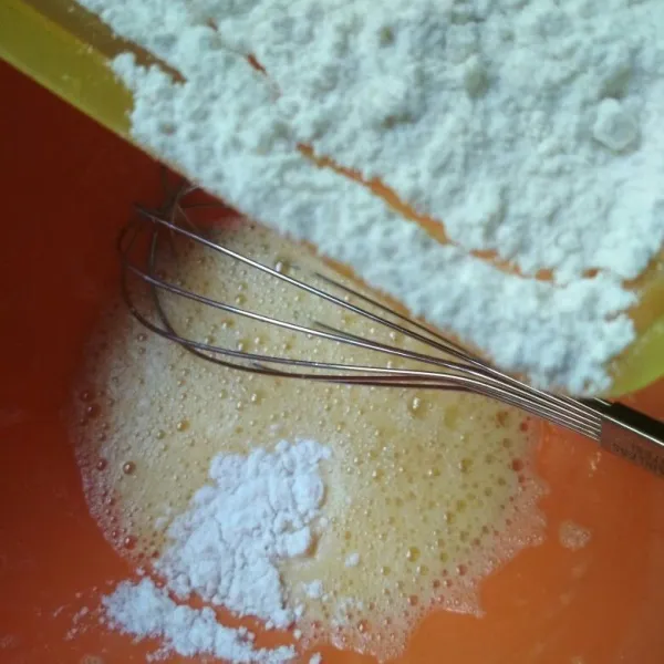 Tambahkan tepung terigu dan rhum bakar.