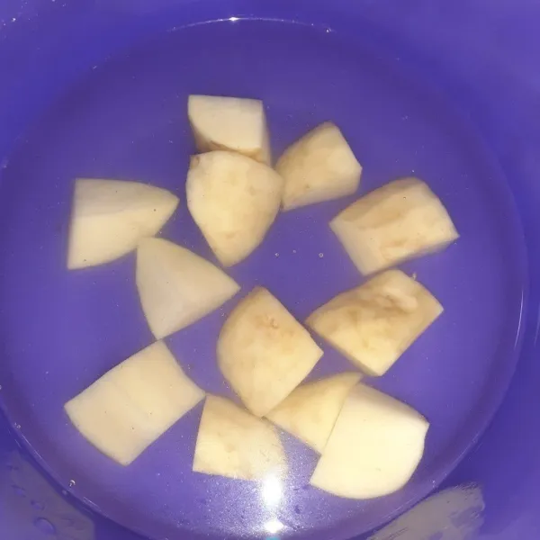 Kupas kentang kemudian potong dadu.