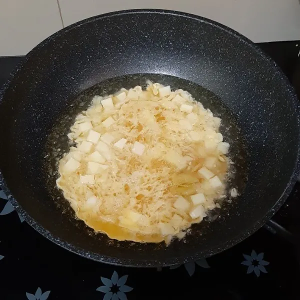 Masukan telur, diamkan sampai sedikit berserabut lalu aduk-aduk. Masukan garam, kaldu jamur, merica dan minyak wijen. Koreksi rasa.