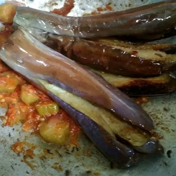 Masukkan terong yang sudah digoreng, aduk rata beri garam, gula secukupnya, dan tambahkan sedikit air .