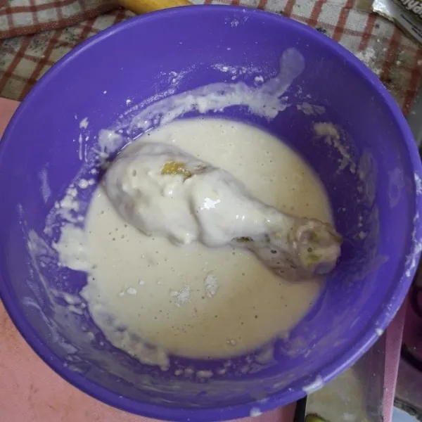 Lalu masukan ayam ke dalam tepung basah.