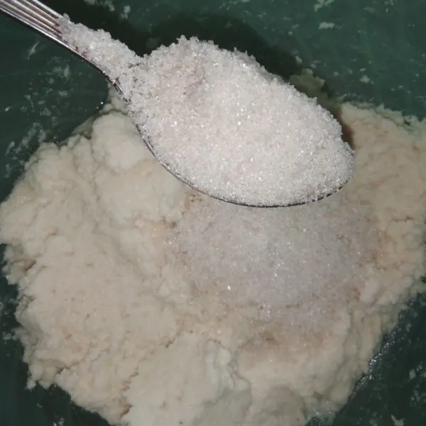 Masukkan 10 sdm gula.