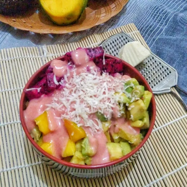 Taburi atasnya dengan keju parut. Sajikan.