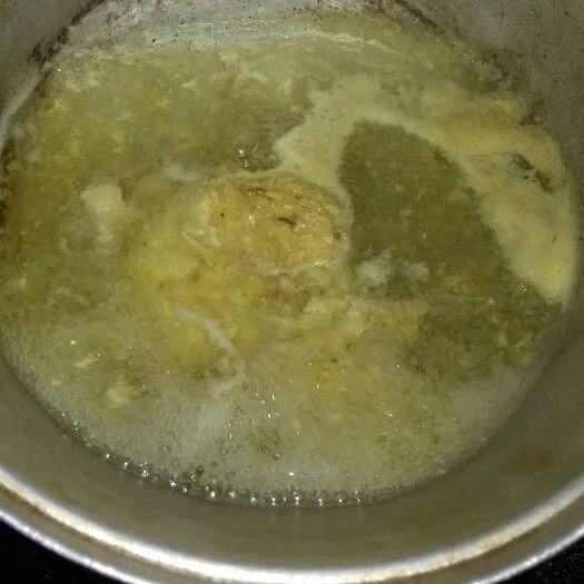 Ungkep ayam bersama bawang putih , garam dan kunyit bubuk yang diulek terlebih dahulu tambahkan air, masak hingga matang lalu angkat.