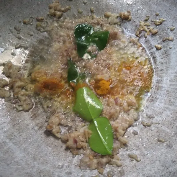 Panaskan minyak dalam wajan, tumis bumbu halus, tambahkan kunyit bubuk dan daun jeruk. Tumis hingga harum dan bumbu benar-benar matang.