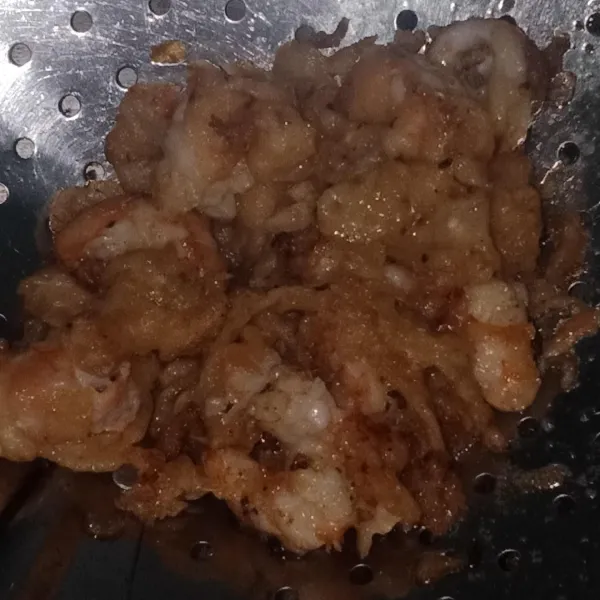 Panaskan minyak, goreng udang berbalut tepung tadi.